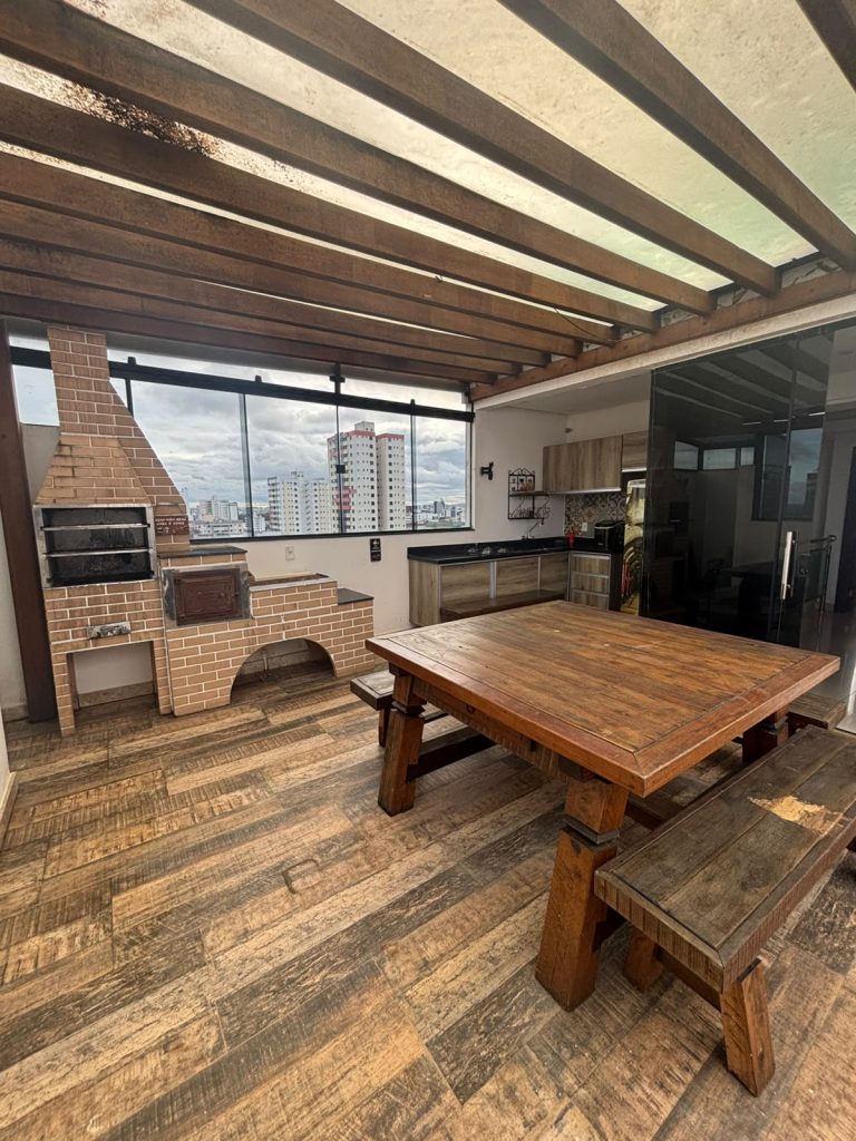 TRIPLEX 4/4 SENDO 2 SUITES