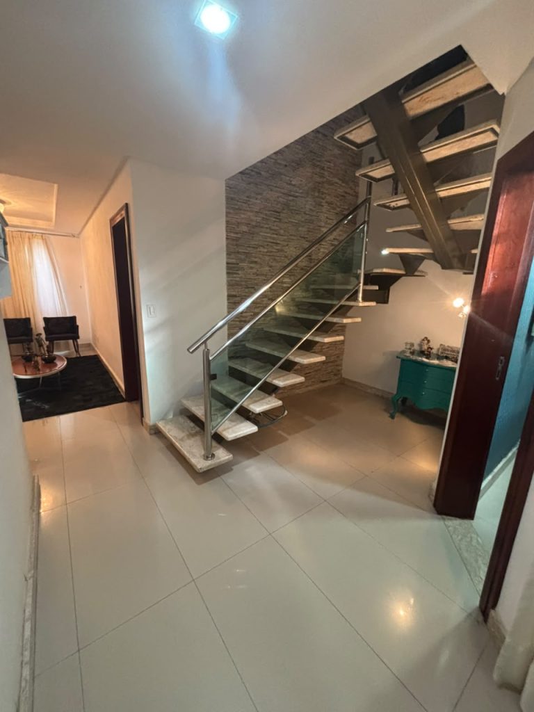 TRIPLEX 4/4 SENDO 2 SUITES
